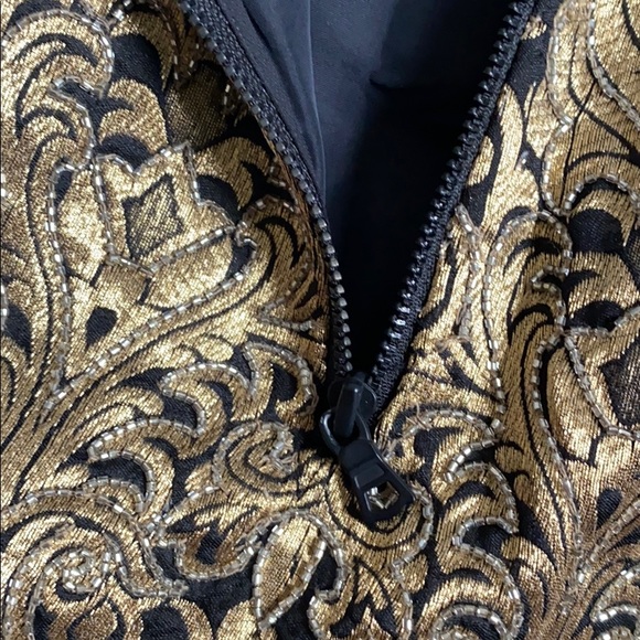 Beautiful detailed dress - Picture 3 of 5
